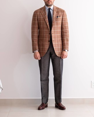 Mehrfarbiges Einstecktuch kombinieren – 405 Herren Outfits: Für ein bequemes Couch-Outfit, kombinieren Sie ein rotbraunes Sakko mit Schottenmuster mit einem mehrfarbigen Einstecktuch. Wählen Sie dunkelbraunen Leder Slipper, um Ihr Modebewusstsein zu zeigen.