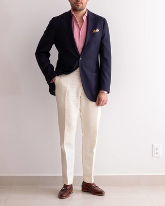 Weiße Leinen Anzughose kombinieren – 30 Herren Outfits: Machen Sie sich mit einem dunkelblauen Sakko und einer weißen Leinen Anzughose einen verfeinerten, eleganten Stil zu Nutze. Vervollständigen Sie Ihr Look mit dunkelbraunen Leder Slippern.