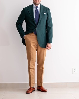 Mehrfarbiges bedrucktes Einstecktuch kombinieren – 199 Herren Outfits: Paaren Sie ein dunkelgrünes Sakko mit einem mehrfarbigen bedruckten Einstecktuch für einen entspannten Wochenend-Look. Heben Sie dieses Ensemble mit rotbraunen Leder Slippern hervor.