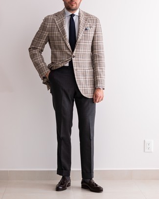 Dunkelblaue Strick Krawatte kombinieren – 248 Herren Outfits: Kombinieren Sie ein braunes Sakko mit Schottenmuster mit einer dunkelblauen Strick Krawatte für eine klassischen und verfeinerte Silhouette. Komplettieren Sie Ihr Outfit mit dunkelbraunen Leder Slippern mit Quasten.
