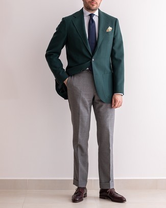 dunkelgrünes Sakko, graues vertikal gestreiftes Businesshemd, graue Anzughose, dunkelrote Leder Derby Schuhe für Herren