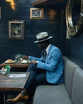 Weißen Hut kombinieren – 103 Elegante Herren Outfits: Für ein bequemes Couch-Outfit, kombinieren Sie ein hellblaues Sakko mit einem weißen Hut. Fühlen Sie sich ideenreich? Wählen Sie beige Leder Derby Schuhe.
