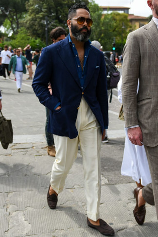 50 Jährige: Weiße Hose kombinieren – 61 Elegante Herren Outfits warm Wetter: Tragen Sie ein dunkelblaues Sakko und eine weiße Hose, um vor Klasse und Perfektion zu strotzen. Fühlen Sie sich ideenreich? Vervollständigen Sie Ihr Outfit mit dunkelbraunen Segeltuch Slippern.
