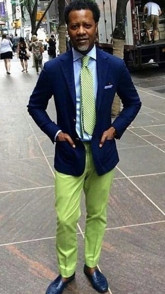 50 Jährige: Gelbgrüne Krawatte kombinieren – 28 Elegante Herren Outfits: Entscheiden Sie sich für ein dunkelblaues Sakko und eine gelbgrüne Krawatte, um vor Klasse und Perfektion zu strotzen. Fühlen Sie sich ideenreich? Vervollständigen Sie Ihr Outfit mit dunkelblauen Leder Slippern.