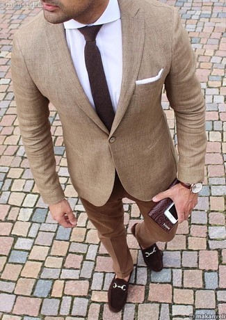 Dunkelbraune Krawatte kombinieren – 500+ Herren Outfits: Entscheiden Sie sich für einen klassischen Stil in einem beige Sakko und einer dunkelbraunen Krawatte. Suchen Sie nach leichtem Schuhwerk? Vervollständigen Sie Ihr Outfit mit dunkelbraunen Wildleder Slippern für den Tag.