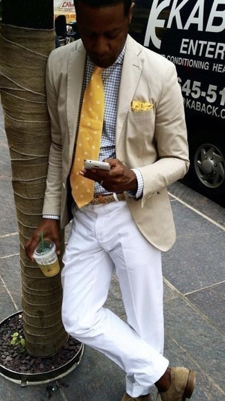 hellbeige Sakko, graues Businesshemd mit Vichy-Muster, weiße Anzughose, beige Wildleder Oxford Schuhe für Herren