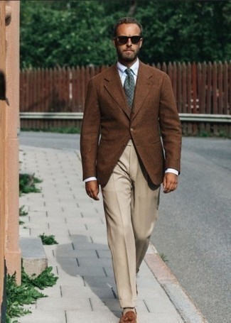 Braunes Sakko kombinieren – 500+ Herren Outfits: Kombinieren Sie ein braunes Sakko mit einer hellbeige Anzughose für eine klassischen und verfeinerte Silhouette. Braune Wildleder Slipper mit Quasten sind eine ideale Wahl, um dieses Outfit zu vervollständigen.