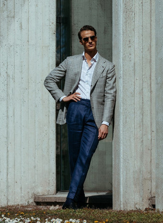 Graues Sakko kombinieren – 500+ Sommer Herren Outfits: Kombinieren Sie ein graues Sakko mit einer dunkelblauen Anzughose für einen stilvollen, eleganten Look. Dieses Outfit passt hervorragend zusammen mit schwarzen Leder Slippern. Dieser Look könnte zu Ihren Lieblings-Sommer-Outfit werden!