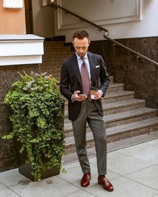 Dunkelbraune gepunktete Krawatte kombinieren – 165 Herren Outfits warm Wetter: Kombinieren Sie ein schwarzes Sakko mit einer dunkelbraunen gepunkteten Krawatte für einen stilvollen, eleganten Look. Rote Leder Slipper sind eine perfekte Wahl, um dieses Outfit zu vervollständigen.