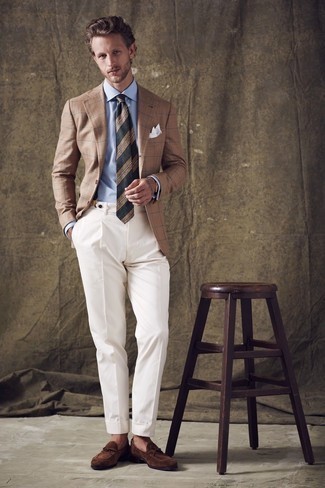 Weiße Anzughose kombinieren – 898+ Herren Outfits: Kombinieren Sie ein beige Sakko mit Karomuster mit einer weißen Anzughose für einen stilvollen, eleganten Look. Dunkelbraune Wildleder Slipper sind eine ideale Wahl, um dieses Outfit zu vervollständigen.