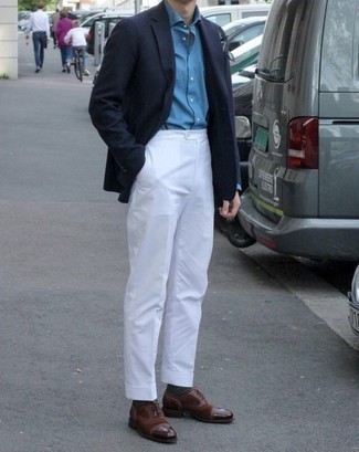 Dunkelbraune Wildleder Oxford Schuhe kombinieren – 366 Herren Outfits: Vereinigen Sie ein dunkelblaues Sakko mit einer weißen Anzughose für eine klassischen und verfeinerte Silhouette. Komplettieren Sie Ihr Outfit mit dunkelbraunen Wildleder Oxford Schuhen.