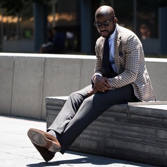 30 Jährige: Braune Slipper kombinieren – 500+ Elegante Sommer Herren Outfits: Kombinieren Sie ein braunes Sakko mit Vichy-Muster mit einer dunkelgrauen Anzughose, um vor Klasse und Perfektion zu strotzen. Braune Slipper sind eine gute Wahl, um dieses Outfit zu vervollständigen. So einfach kann ein cooles Sommer-Outfit sein.