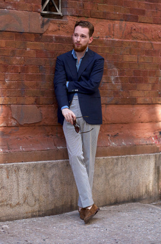 Braune Wildleder Slipper kombinieren – 500+ Herren Outfits: Kombinieren Sie ein dunkelblaues Sakko mit einer grauen vertikal gestreiften Anzughose für einen stilvollen, eleganten Look. Braune Wildleder Slipper sind eine gute Wahl, um dieses Outfit zu vervollständigen.