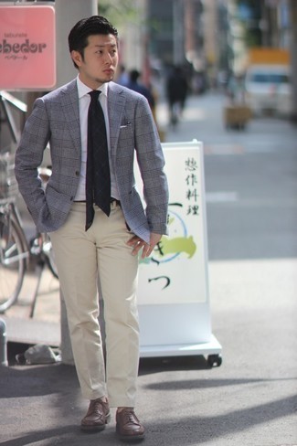 Graues Sakko kombinieren – 500+ Sommer Herren Outfits: Paaren Sie ein graues Sakko mit einer hellbeige Anzughose, um vor Klasse und Perfektion zu strotzen. Komplettieren Sie Ihr Outfit mit braunen Leder Derby Schuhen. Das Outfit ist ja mega für den Sommer.