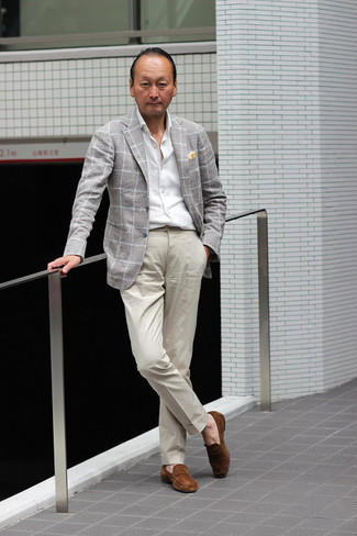 50 Jährige: Anzughose kombinieren – 500+ Herren Outfits: Vereinigen Sie ein graues Sakko mit Karomuster mit einer Anzughose für eine klassischen und verfeinerte Silhouette. Braune Wildleder Slipper sind eine gute Wahl, um dieses Outfit zu vervollständigen.
