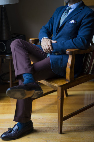 Dunkelbraune Anzughose kombinieren – 500+ Herren Outfits: Vereinigen Sie ein dunkelblaues Sakko mit einer dunkelbraunen Anzughose für einen stilvollen, eleganten Look. Ergänzen Sie Ihr Look mit dunkelbraunen Leder Slippern mit Quasten.