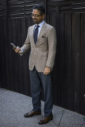 Dunkelblaues und weißes Einstecktuch kombinieren – 500+ Herren Outfits: Kombinieren Sie ein braunes Sakko mit einem dunkelblauen und weißen Einstecktuch für einen entspannten Wochenend-Look. Putzen Sie Ihr Outfit mit dunkelbraunen Leder Derby Schuhen.