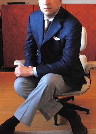 dunkelblaues Sakko mit Karomuster, weißes Businesshemd, graue Anzughose, dunkelbraune Wildleder Oxford Schuhe für Herren