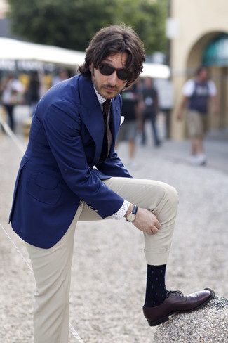 dunkelblaues Sakko, weißes und dunkelblaues gepunktetes Businesshemd, hellbeige Anzughose, dunkelbraune Leder Oxford Schuhe für Herren