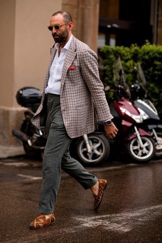 Mehrfarbiges Sakko mit Vichy-Muster kombinieren – 17 Herren Outfits: Tragen Sie ein mehrfarbiges Sakko mit Vichy-Muster und eine dunkelgrüne Anzughose für einen stilvollen, eleganten Look. Dieses Outfit passt hervorragend zusammen mit braunen bedruckten Segeltuch Slippern.