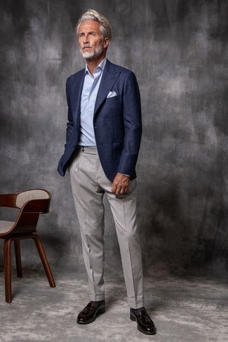 Welche Slipper mit Quasten mit dunkelblauen Sakkos zu tragen – 500+ Herren Outfits: Kombinieren Sie ein dunkelblaues Sakko mit einer grauen Anzughose für eine klassischen und verfeinerte Silhouette. Vervollständigen Sie Ihr Look mit Slippern mit Quasten.