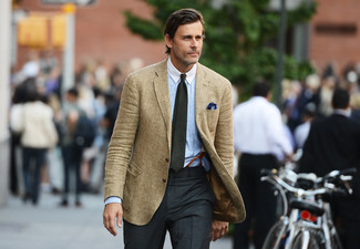 30 Jährige: Olivgrüne Krawatte kombinieren – 500+ Elegante Herren Outfits: Vereinigen Sie ein beige Wollsakko mit einer olivgrünen Krawatte für eine klassischen und verfeinerte Silhouette.