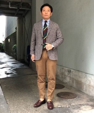 Welche Slipper mit braunen Sakkos zu tragen – 489 Elegante Herren Outfits: Tragen Sie ein braunes Sakko und eine beige Anzughose für einen stilvollen, eleganten Look. Komplettieren Sie Ihr Outfit mit Slippern.