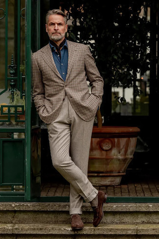 Beige Anzughose kombinieren – 500+ Elegante Herren Outfits: Vereinigen Sie ein braunes Sakko mit Vichy-Muster mit einer beige Anzughose für eine klassischen und verfeinerte Silhouette. Ergänzen Sie Ihr Look mit dunkelbraunen Wildleder Slippern.