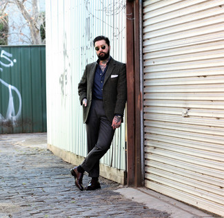 Dunkeltürkises Sakko kombinieren – 500+ Herren Outfits: Entscheiden Sie sich für ein dunkeltürkises Sakko und eine dunkelgraue Anzughose für einen stilvollen, eleganten Look. Dieses Outfit passt hervorragend zusammen mit dunkelbraunen Leder Derby Schuhen.