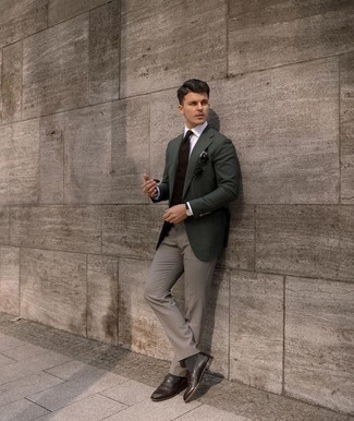 30 Jährige: Dunkelgrünes Sakko kombinieren – 500+ Herren Outfits warm Wetter: Vereinigen Sie ein dunkelgrünes Sakko mit einer grauen Anzughose für einen stilvollen, eleganten Look. Dunkelbraune Leder Slipper sind eine ideale Wahl, um dieses Outfit zu vervollständigen.