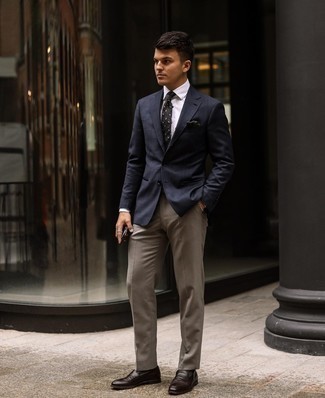 Dunkelgrüne Krawatte mit Paisley-Muster kombinieren – 35 Herren Outfits warm Wetter: Kombinieren Sie ein dunkelblaues Sakko mit Karomuster mit einer dunkelgrünen Krawatte mit Paisley-Muster für einen stilvollen, eleganten Look. Ergänzen Sie Ihr Look mit dunkelbraunen Leder Slippern.