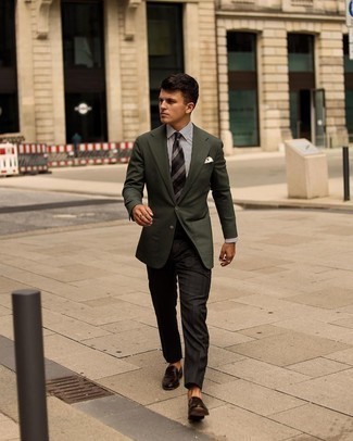 Dunkelbraune Krawatte kombinieren – 500+ Herren Outfits: Tragen Sie ein olivgrünes Sakko und eine dunkelbraune Krawatte, um vor Klasse und Perfektion zu strotzen. Suchen Sie nach leichtem Schuhwerk? Entscheiden Sie sich für dunkelbraunen Leder Slipper für den Tag.
