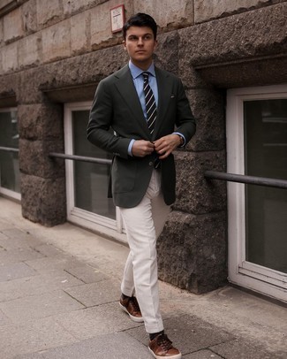 Weißes und schwarzes Einstecktuch kombinieren – 500+ Smart-Casual Sommer Herren Outfits: Entscheiden Sie sich für Komfort in einem dunkelgrünen Sakko und einem weißen und schwarzen Einstecktuch. Ergänzen Sie Ihr Outfit mit braunen Leder niedrigen Sneakers, um Ihr Modebewusstsein zu zeigen. So einfach kann ein stylischer Sommer-Look sein.