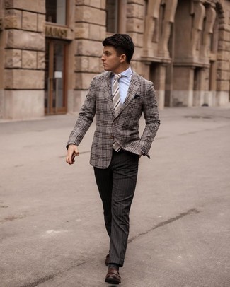 Hellbeige horizontal gestreifte Krawatte kombinieren – 51 Herren Outfits: Entscheiden Sie sich für ein graues Wollsakko mit Schottenmuster und eine hellbeige horizontal gestreifte Krawatte für eine klassischen und verfeinerte Silhouette. Ergänzen Sie Ihr Look mit dunkelbraunen Doppelmonks aus Leder.