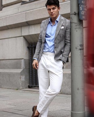 Graue Jacke kombinieren – 1200+ Herren Outfits: Tragen Sie eine graue Jacke und eine weiße Anzughose für einen stilvollen, eleganten Look. Dunkelbraune Wildleder Slipper sind eine großartige Wahl, um dieses Outfit zu vervollständigen.