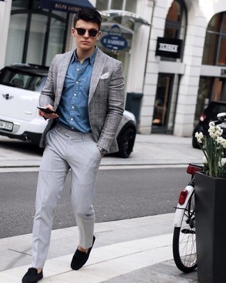 Graues Sakko kombinieren – 500+ Smart-Casual Herren Outfits warm Wetter: Vereinigen Sie ein graues Sakko mit einer grauen Anzughose für einen stilvollen, eleganten Look. Wenn Sie nicht durch und durch formal auftreten möchten, vervollständigen Sie Ihr Outfit mit schwarzen Wildleder Mokassins.