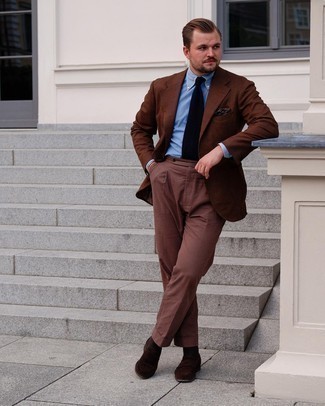 Rotbraune Wildleder Slipper kombinieren – 500+ Herren Outfits: Kombinieren Sie ein braunes Sakko mit einer braunen Anzughose, um vor Klasse und Perfektion zu strotzen. Rotbraune Wildleder Slipper sind eine großartige Wahl, um dieses Outfit zu vervollständigen.