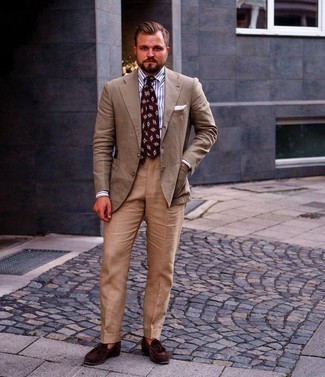 Braunes Sakko kombinieren – 500+ Herren Outfits: Tragen Sie ein braunes Sakko und eine beige Anzughose für einen stilvollen, eleganten Look. Dunkelbraune Wildleder Slipper mit Quasten sind eine gute Wahl, um dieses Outfit zu vervollständigen.