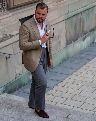 30 Jährige: Wie Sakko mit Slipper zu kombinieren – 500+ Herren Outfits warm Wetter: Kombinieren Sie ein Sakko mit einer dunkelgrauen Anzughose für einen stilvollen, eleganten Look. Dieses Outfit passt hervorragend zusammen mit Slippern.