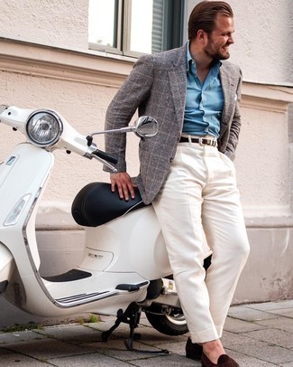 Graues Sakko mit Schottenmuster kombinieren – 500+ Herren Outfits: Kombinieren Sie ein graues Sakko mit Schottenmuster mit einer weißen Anzughose für einen stilvollen, eleganten Look. Vervollständigen Sie Ihr Look mit dunkelbraunen Wildleder Slippern.