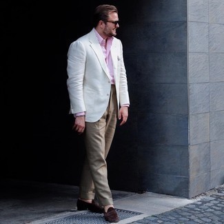 Weißes Sakko kombinieren – 164 Elegante Herren Outfits: Entscheiden Sie sich für ein weißes Sakko und eine beige Anzughose, um vor Klasse und Perfektion zu strotzen. Dunkelbraune Wildleder Slipper sind eine gute Wahl, um dieses Outfit zu vervollständigen.