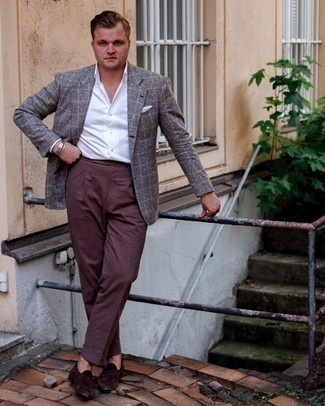 30 Jährige: Wie Sakko mit Slipper zu kombinieren – 500+ Herren Outfits: Kombinieren Sie ein Sakko mit einer dunkelbraunen Anzughose für eine klassischen und verfeinerte Silhouette. Slipper sind eine gute Wahl, um dieses Outfit zu vervollständigen.