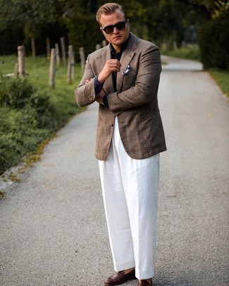Wie weiße Anzughose mit dunkelbrauner Leder Slipper zu kombinieren – 148 Herren Outfits: Kombinieren Sie ein braunes Sakko mit Schottenmuster mit einer weißen Anzughose für einen stilvollen, eleganten Look. Vervollständigen Sie Ihr Look mit dunkelbraunen Leder Slippern.