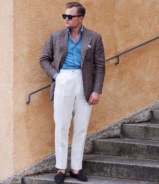 30 Jährige: Dunkelblaues Businesshemd kombinieren – 500+ Elegante Herren Outfits: Paaren Sie ein dunkelblaues Businesshemd mit einer weißen Anzughose für eine klassischen und verfeinerte Silhouette. Fühlen Sie sich ideenreich? Entscheiden Sie sich für dunkelbraunen Wildleder Slipper.