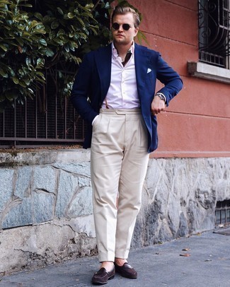 30 Jährige: Weißes Einstecktuch kombinieren – 500+ Elegante Herren Outfits: Für ein bequemes Couch-Outfit, kombinieren Sie ein dunkelblaues Sakko mit einem weißen Einstecktuch. Fühlen Sie sich mutig? Komplettieren Sie Ihr Outfit mit dunkelbraunen Wildleder Slippern.