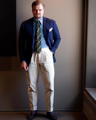 Dunkelblaues Sakko kombinieren – 500+ Elegante Herren Outfits: Erwägen Sie das Tragen von einem dunkelblauen Sakko und einer hellbeige Anzughose für einen stilvollen, eleganten Look. Dunkelbraune Wildleder Slipper sind eine kluge Wahl, um dieses Outfit zu vervollständigen.