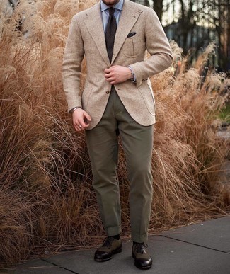 Dunkelbraune Krawatte kombinieren – 500+ Herren Outfits: Kombinieren Sie ein beige Wollsakko mit Fischgrätenmuster mit einer dunkelbraunen Krawatte für eine klassischen und verfeinerte Silhouette. Dunkelbraune Leder Oxford Schuhe sind eine perfekte Wahl, um dieses Outfit zu vervollständigen.