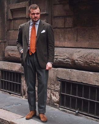Orange Krawatte kombinieren – 345 Herren Outfits: Kombinieren Sie ein dunkelbraunes Wollsakko mit Schottenmuster mit einer orange Krawatte für eine klassischen und verfeinerte Silhouette. Wenn Sie nicht durch und durch formal auftreten möchten, entscheiden Sie sich für eine braune Wildlederfreizeitstiefel.
