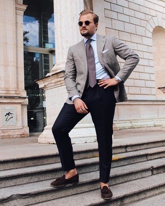 Graues Sakko kombinieren – 500+ Sommer Herren Outfits: Vereinigen Sie ein graues Sakko mit einer dunkelblauen Anzughose für einen stilvollen, eleganten Look. Dunkelbraune Wildleder Slipper mit Quasten sind eine großartige Wahl, um dieses Outfit zu vervollständigen. Dieser Look eignet sich hervorragend für den Sommer.