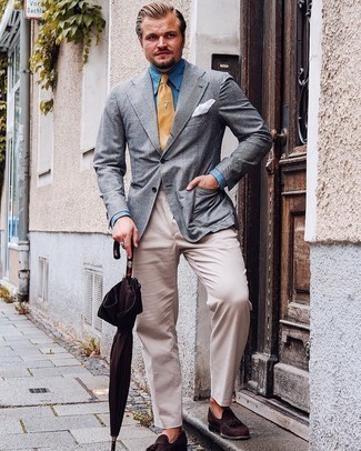Graues Sakko kombinieren – 500+ Sommer Herren Outfits: Vereinigen Sie ein graues Sakko mit einer hellbeige Anzughose für eine klassischen und verfeinerte Silhouette. Dunkelbraune Wildleder Slipper sind eine gute Wahl, um dieses Outfit zu vervollständigen. So einfach kann ein toller Sommer-Look sein.